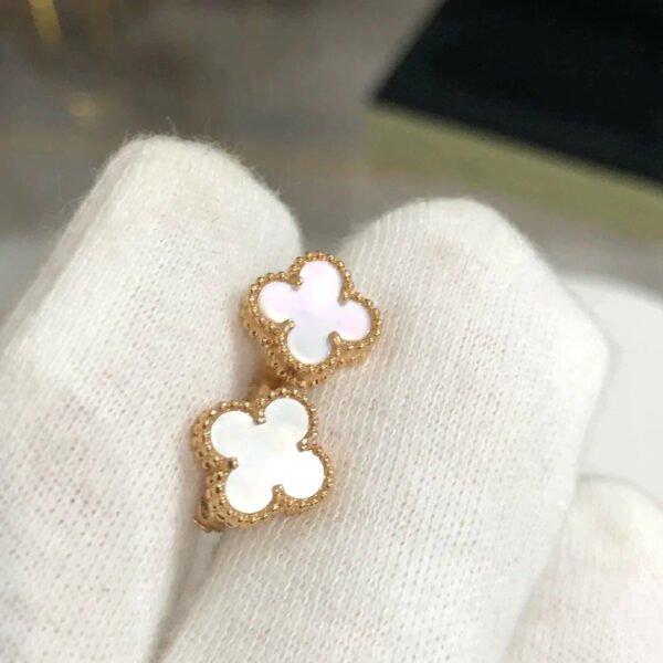 CLOVER MINI GOLD EARRINGS - Image 5