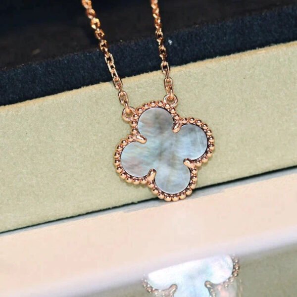 CLOVER MOP PINK GOLD NECKLACE - Image 4