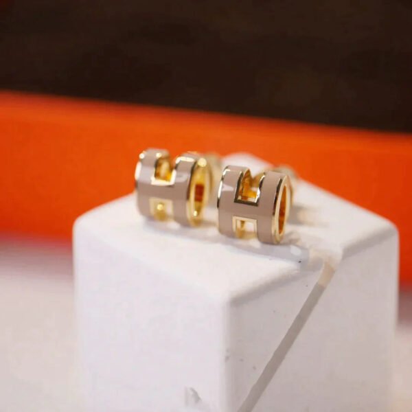 MINI POP H GOLD EARRINGS GREY - Image 2
