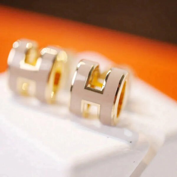 MINI POP H GOLD EARRINGS GREY - Image 4