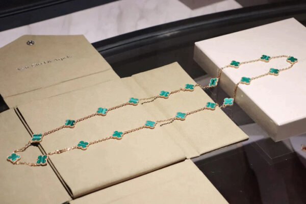 CLOVER 20 MOTIFS MALACHITE GOLD NECKLACE - Image 3