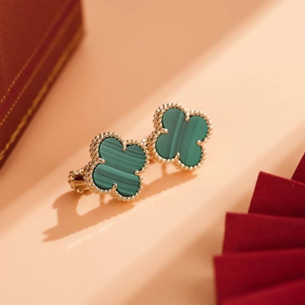 CLOVER MEDIUM MALACHITE PINK GOLD EARRINGS - Image 5
