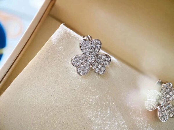CLOVER COMOS SILVER DIAMOND EARRINGS - Image 9
