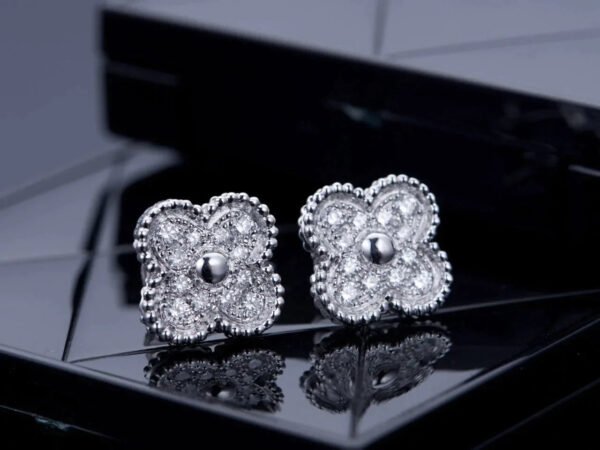 CLOVER SILVER DIAMOND STUD EARRINGS - Image 3