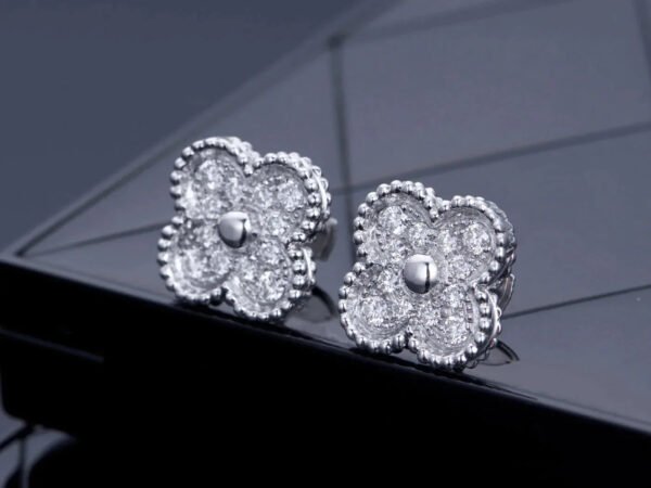 CLOVER SILVER DIAMOND STUD EARRINGS - Image 4
