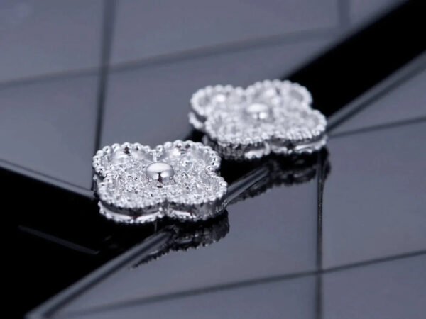CLOVER SILVER DIAMOND STUD EARRINGS - Image 6