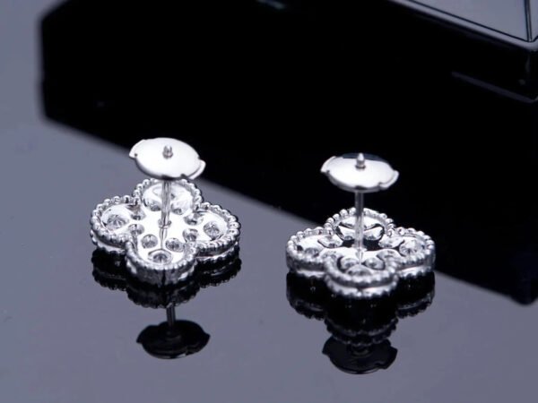 CLOVER SILVER DIAMOND STUD EARRINGS - Image 7