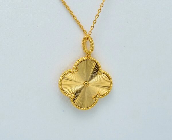 VINTAGE CLOVER PENDANT NECKLACE GOLD - Image 3