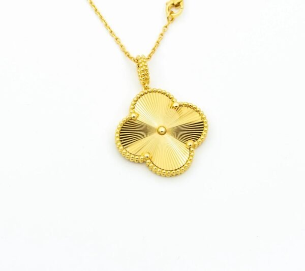 VINTAGE CLOVER PENDANT NECKLACE GOLD - Image 4