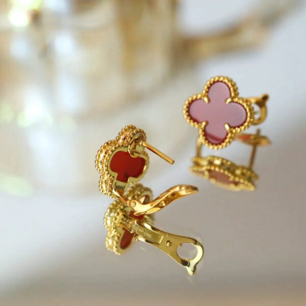 CLOVER MEDIUM GOLD CARNELIAN STUD EARRINGS - Image 5