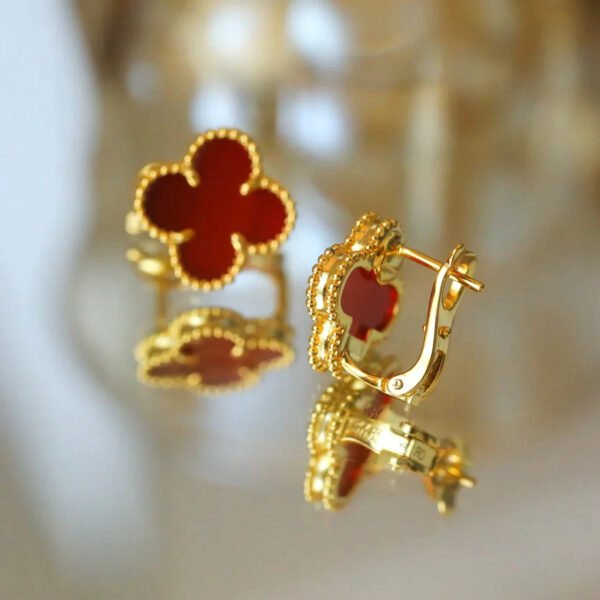 CLOVER MEDIUM GOLD CARNELIAN STUD EARRINGS - Image 3
