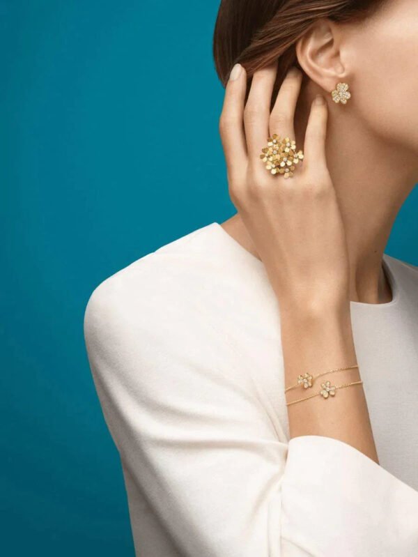 FRIVOLE GOLD FLOWER DIAMOND EARRINGS - Image 5